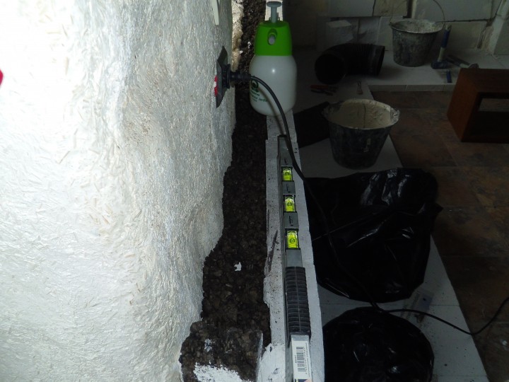 le liège qui nous restait de l'ITE, reduit en vrac pour combler au mieux l'espace irrégulier entre le mur et le dossier de la banquette en béton cellulaire