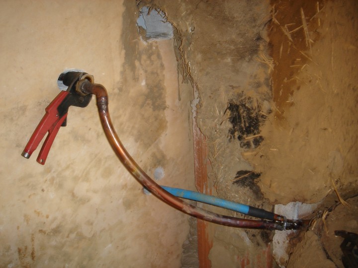 j'utilise des trous que j'avais déja fait dans le mur
