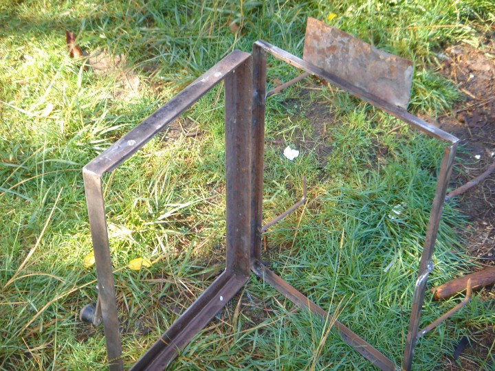 utilisation du chassis ouvrant de récup et fabrication du dormant avec charnières et pattes d'ancrage dans la masse