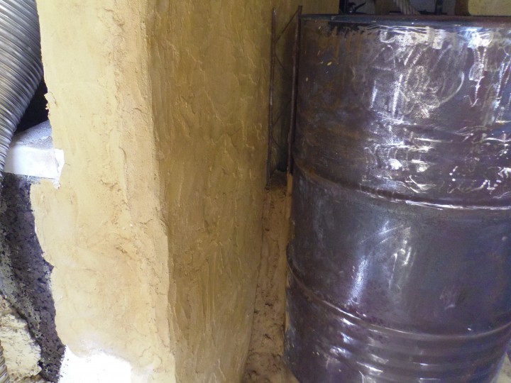 l'armature en fer à béton permet de monter toute la hauteur du baril sans attendre le séchage