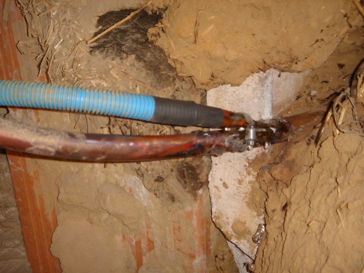 la sonde de température au plus près du baril, mais pas trop sinon on a une erreur de mesure de temp de l'eau