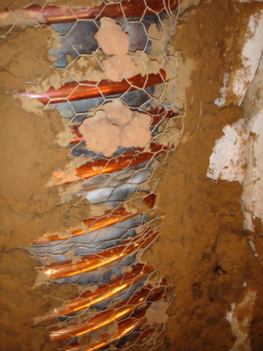 on projette le mortier sans paille pour bien qu'il couvre tout autour des tubes