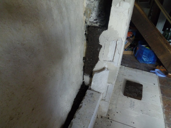 le coffrage en chute de liège pour contenir le liège vrac derrière le mur du foyer. Il est collé au plâtre
