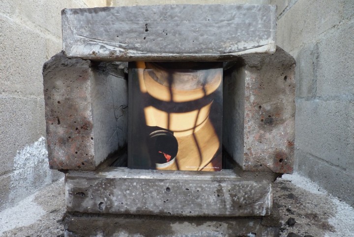 un livre à l'emplacement de la vitre 1