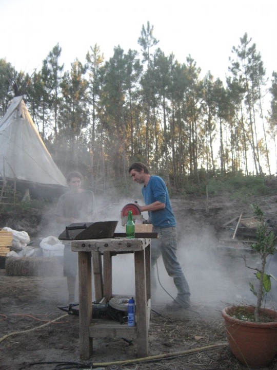la découpe des briques à 40% d'alumine est très très difficile. On a tué 3 disques diamant... J'ai découvert ensuite qu'il faut couper à l'eau, et ça va tout seul !