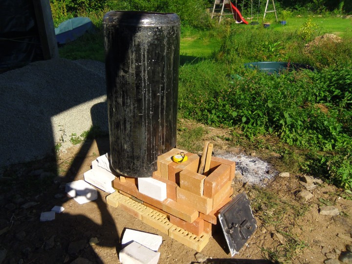 présentation du conteneur de l'isolant. Vachement lourd! acier de 4 mm d'épaisseur. Les découpes ont mangé un tiers de mon disque de 230 sur la meuleuse.