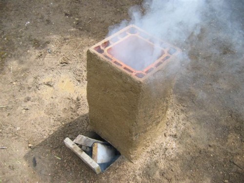 Rocket stove barbecue - Premier feu