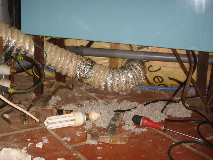 un trou dans le mur de la pièce à coté pour prendre l'air à l'extérieur, très facile sur une maison ossature bois !