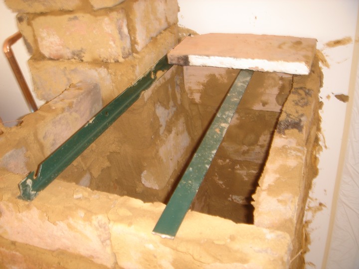 Le plafond de la cloche en poteaux de grillage en T