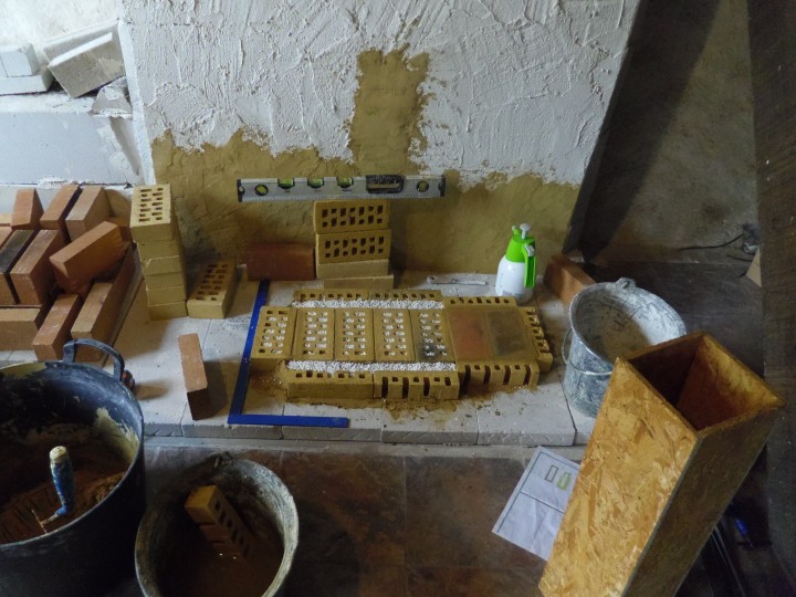 le socle avec la perlite dans les trous des briques