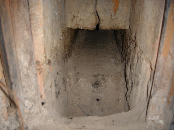 linteau d'entrée de bois, en brique réfractaire à 40% d'alumine, fendue.... comme 2 autres du linteau de tunnel.