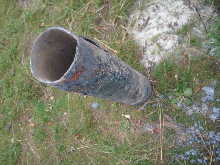 le tube, toujours très lourd a changé de forme ( il est tête en bas sur cette photo)