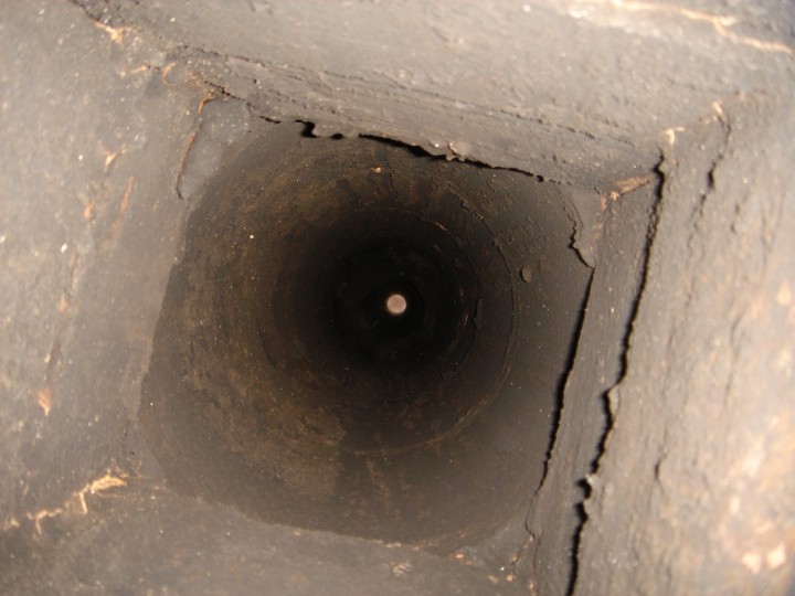 la cheminée de la maison vu de dessous