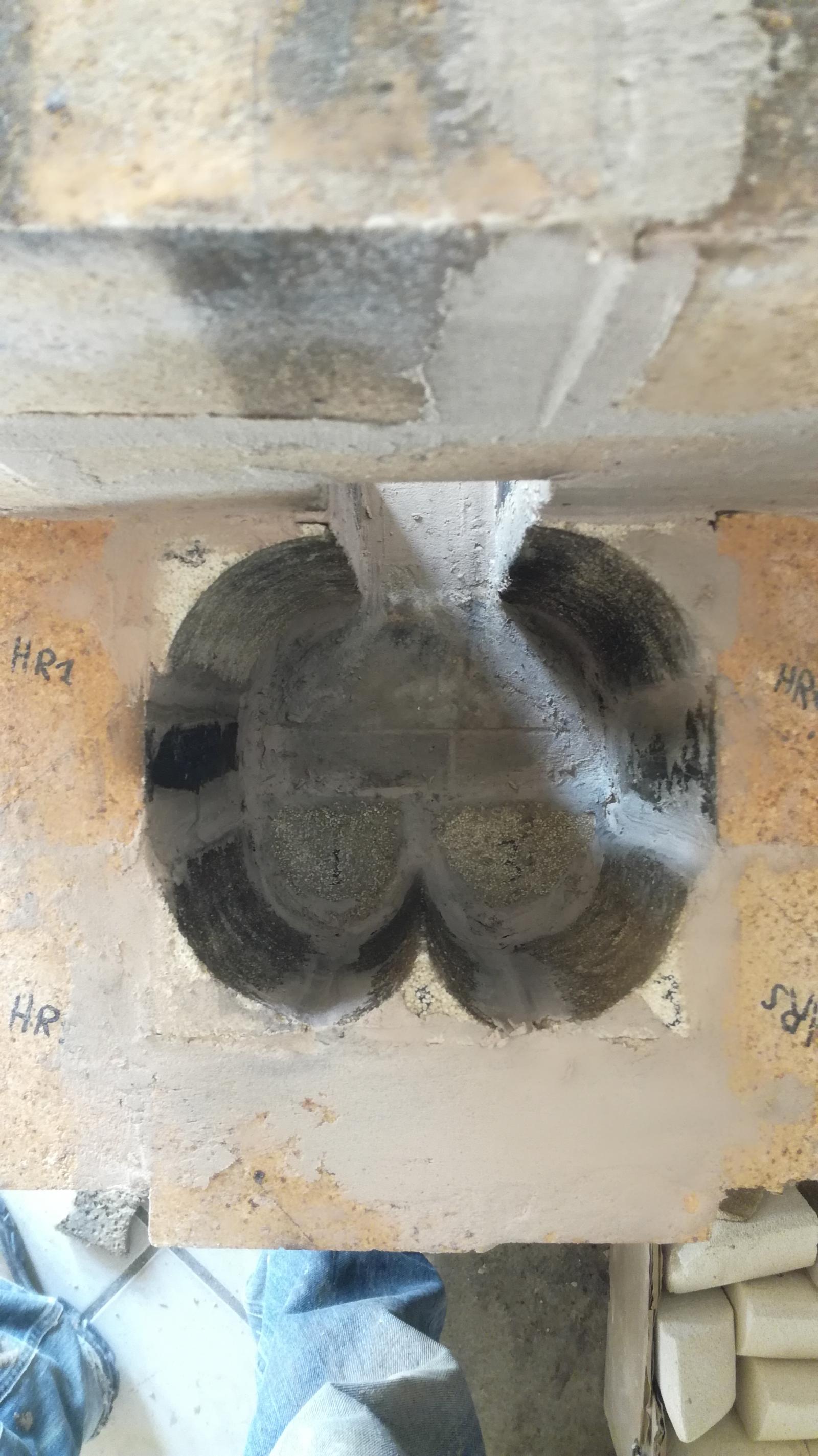 Initiative personnelle avec l'ajout de la brique verticale en triangle en fond du heat riser, pour aider à la formation/stabilisation du double vortex