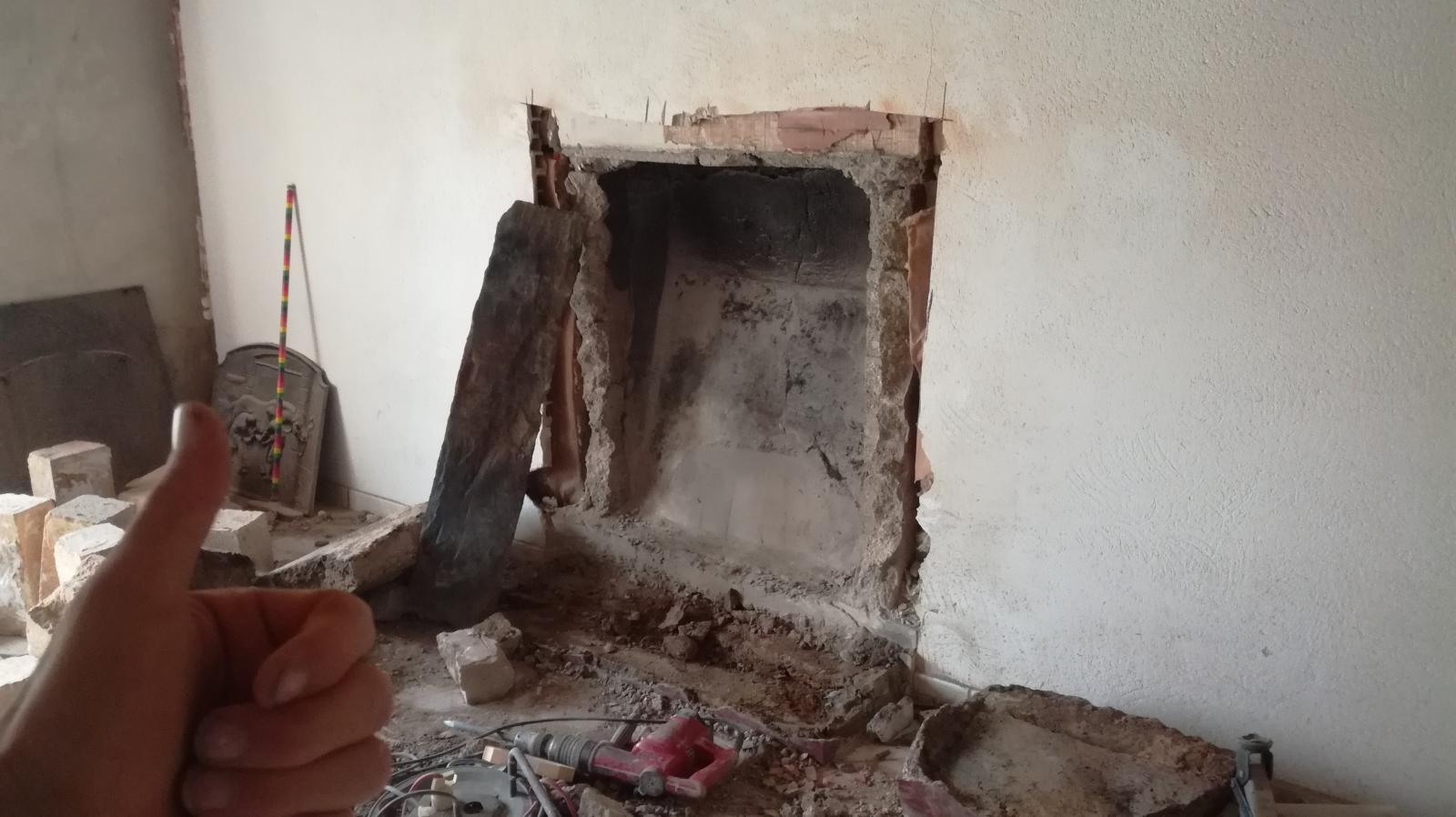 Âtre de la cheminée après une demie journée de démolition...