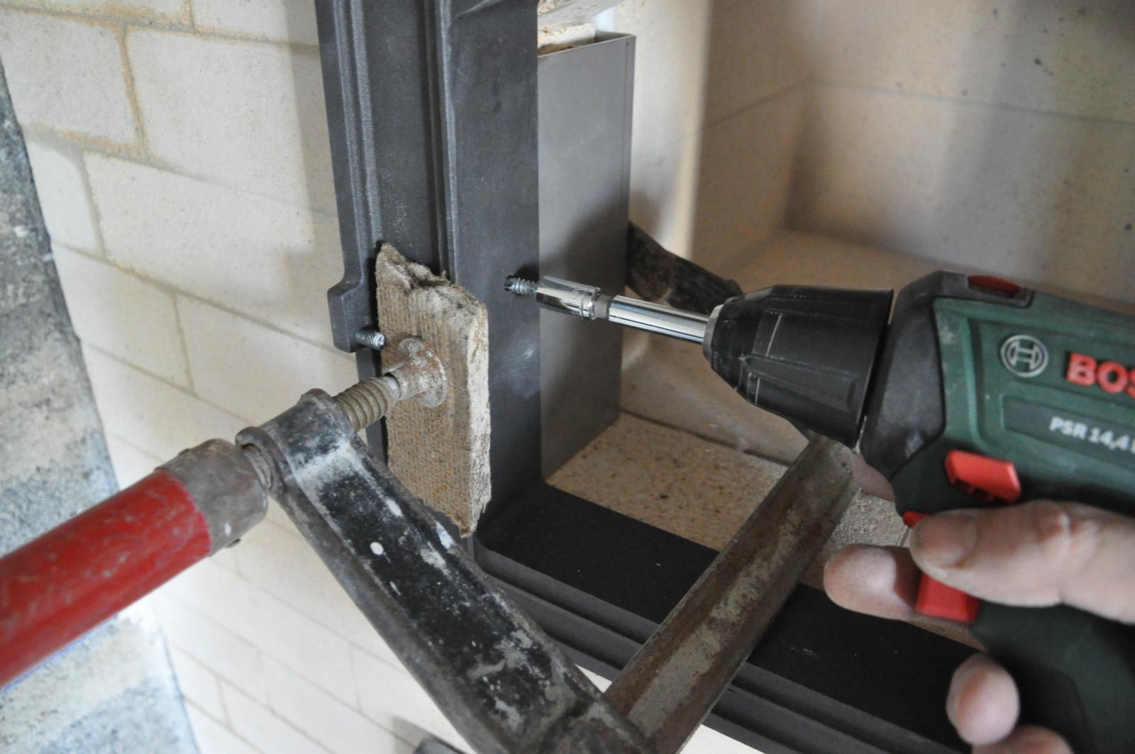 Fixer une porte vitrée sur des cornières