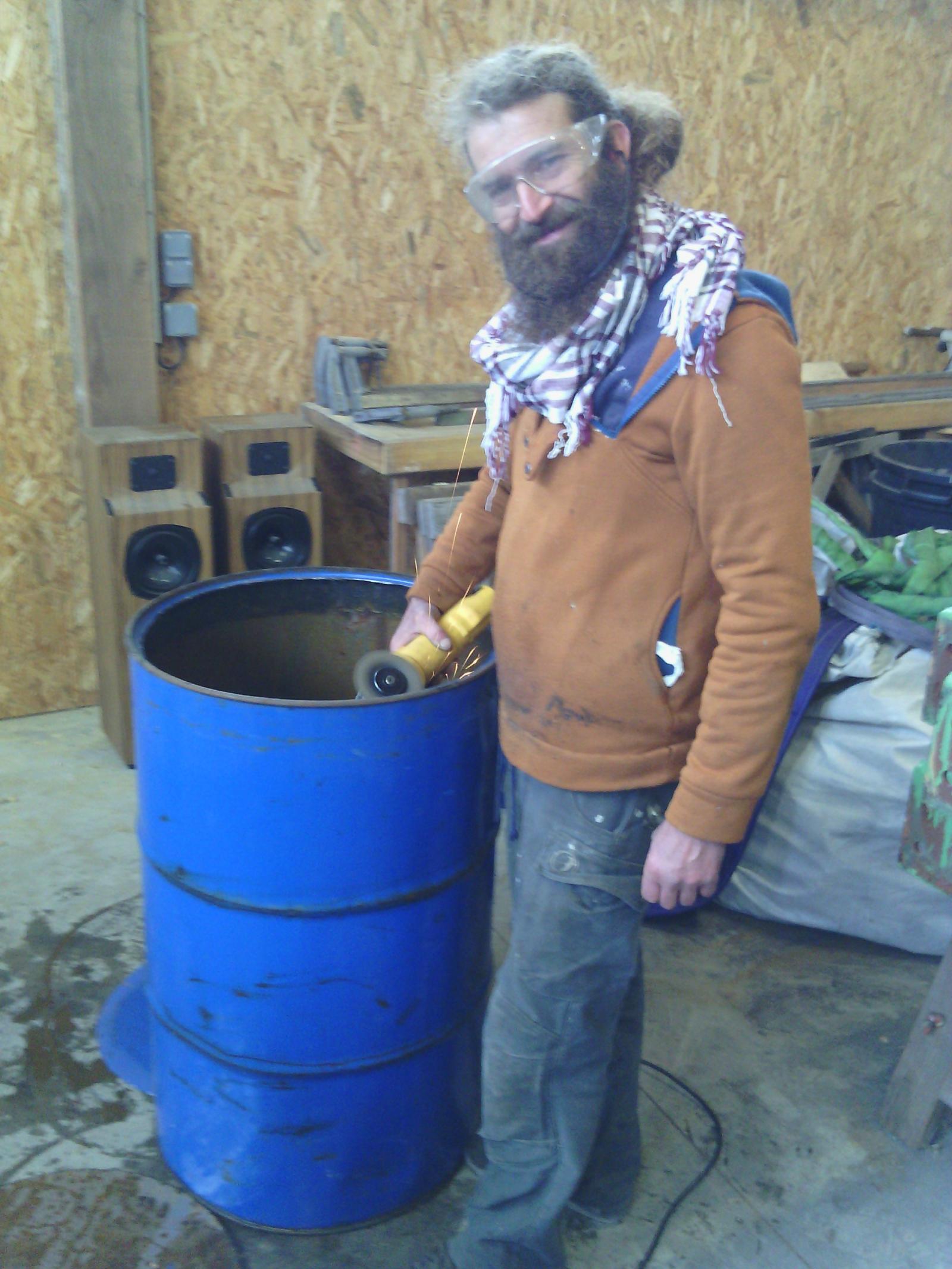 découpe et ébarbage des barils, on s'évite des blessures