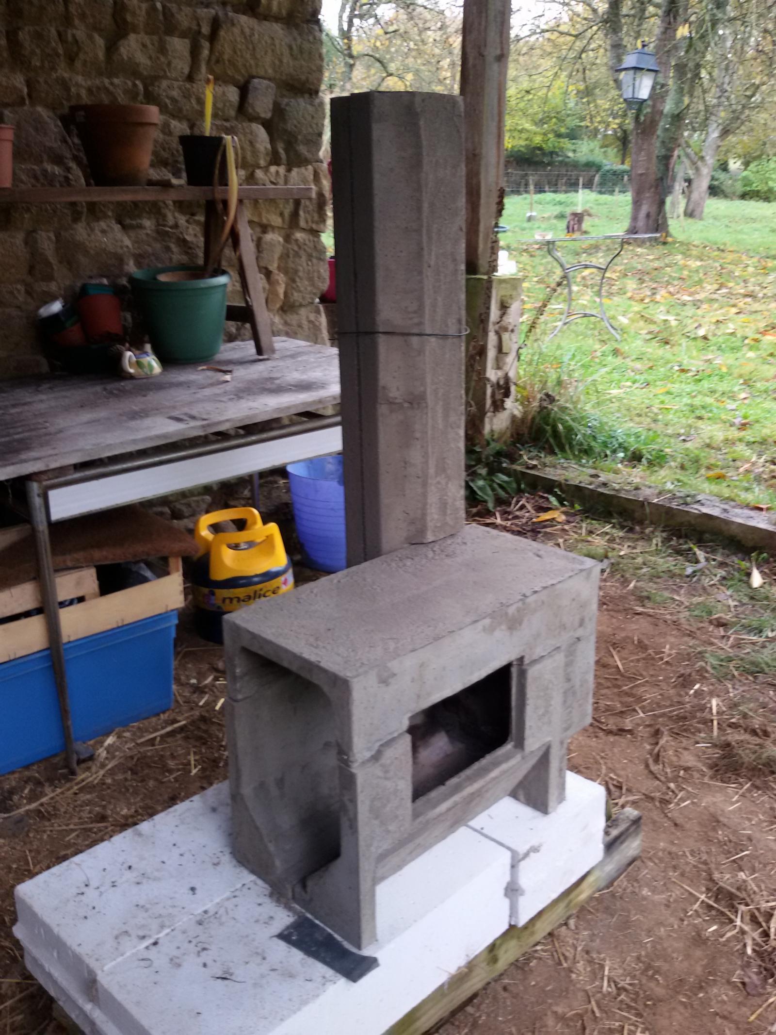 Foyer complet avec la cheminée
