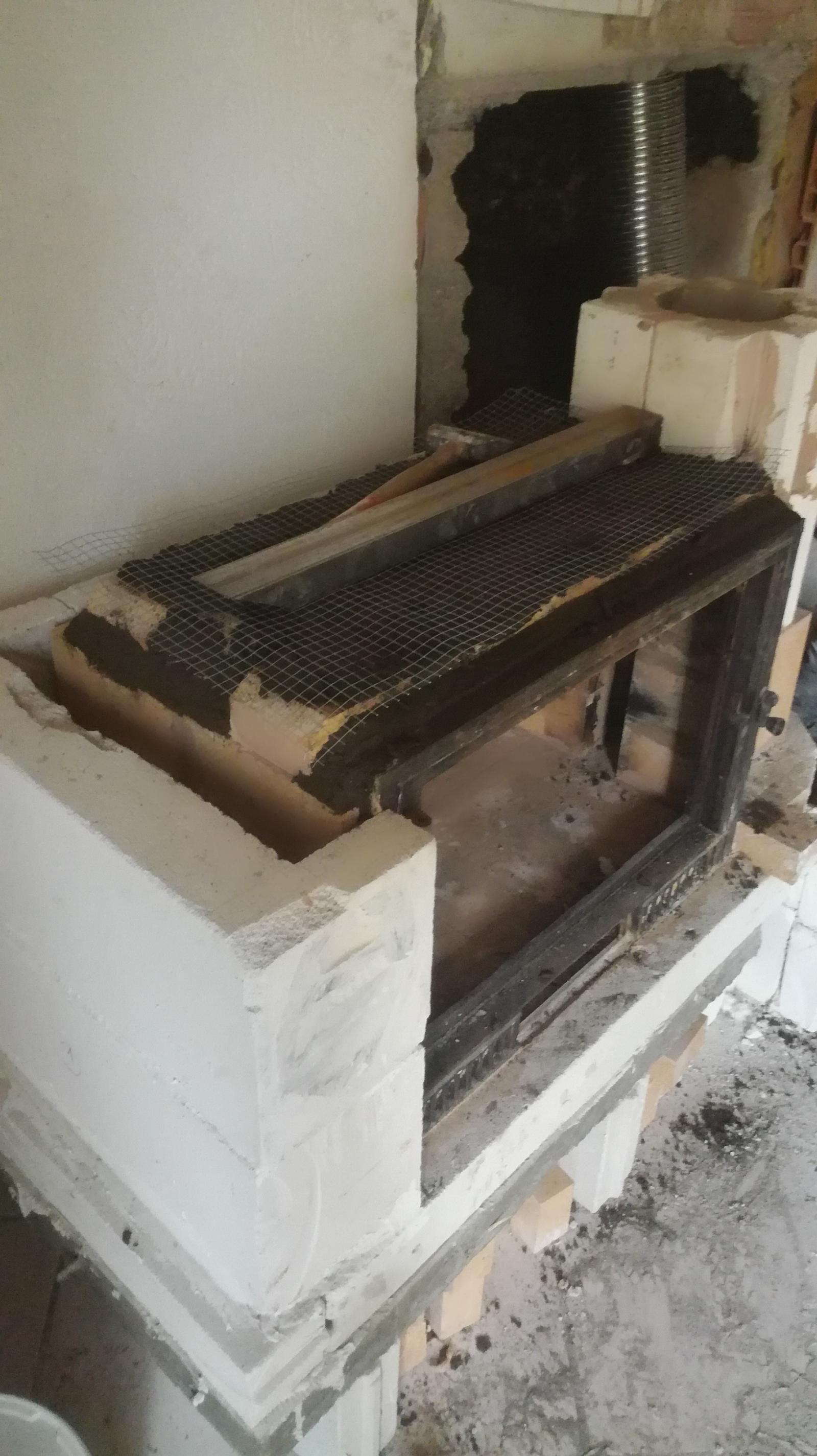 Plafond : voir montage à blanc / Ajout d'une 1ère couche de mortier réfractaire avec grillage pour sceller les briques entre elles