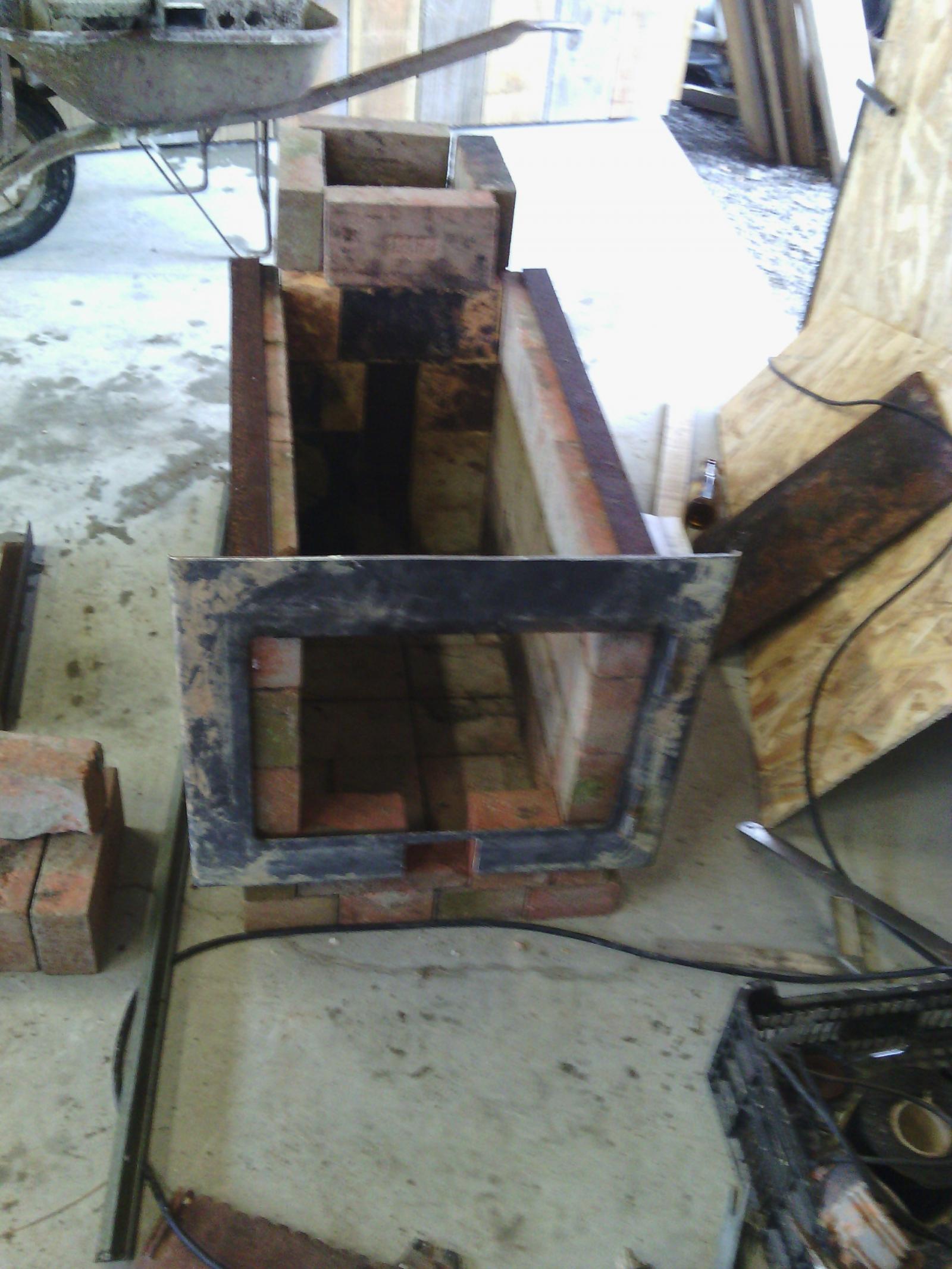 présentation de la porte sur le foyer et soudure des cornières supports